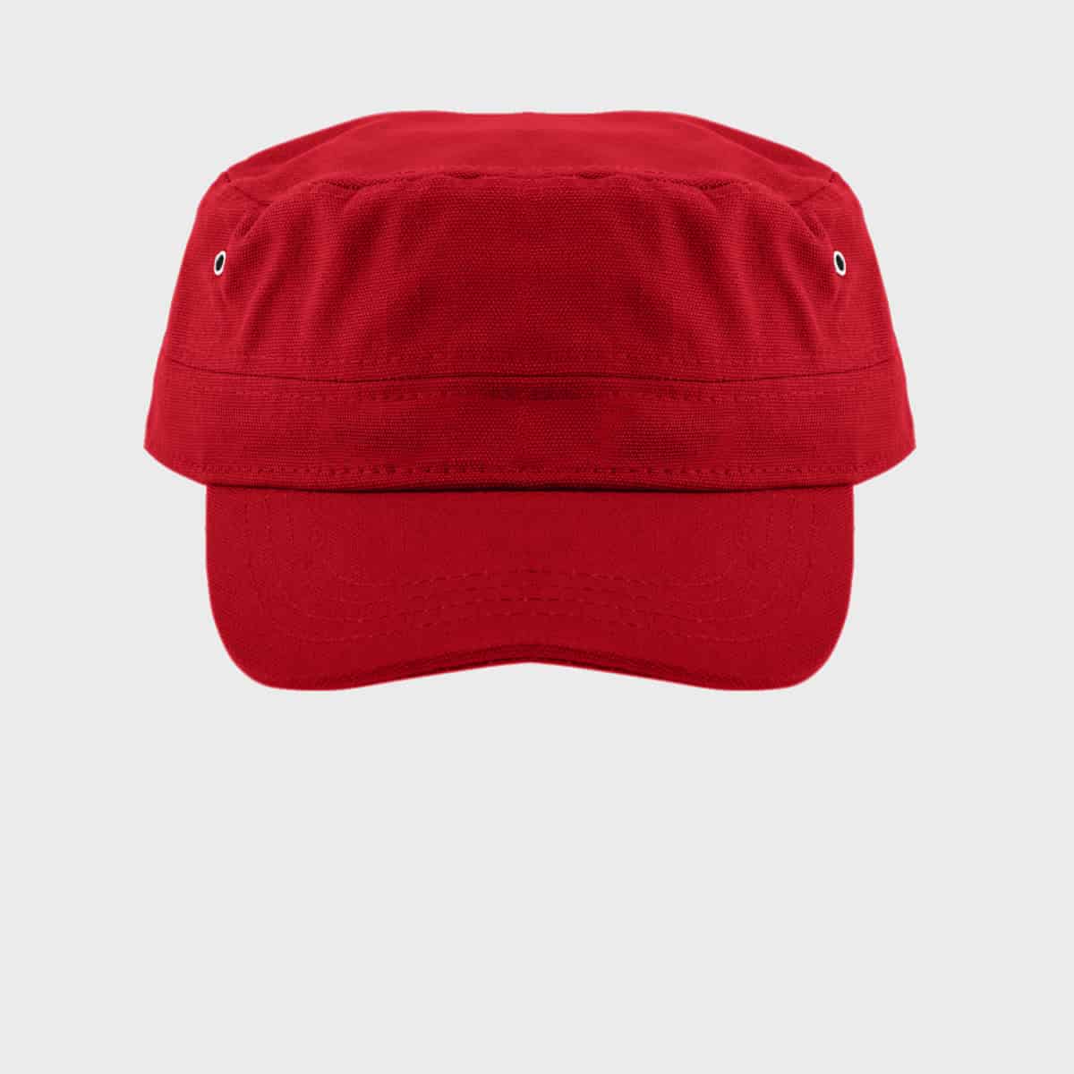 Eine rote Kadettenmütze im Militärstil mit flacher Krone und kurzem, gebogenem Schirm. Die Mütze hat auf jeder Seite zwei kleine Belüftungsösen aus Metall und ein schlichtes Design ohne sichtbare Logos oder Verzierungen. Der Hintergrund ist cremefarben.