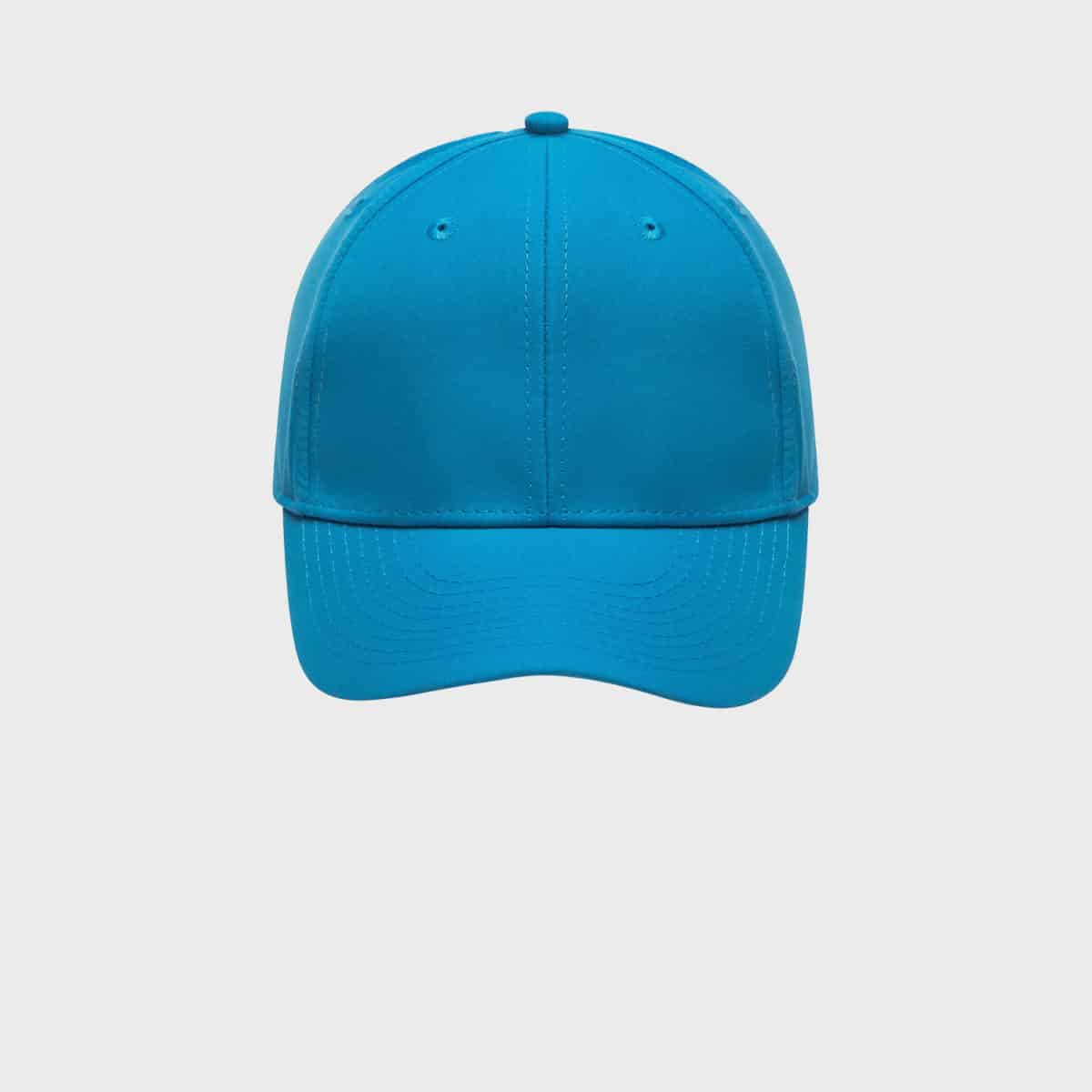 Eine hellblaue Baseballkappe mit gebogenem Schirm und sechsteiliger Konstruktion ist zentriert vor einem schlichten weißen Hintergrund. Die Kappe verfügt über einen Knopf an der Oberseite und genähte Ösen an jedem Teil zur Belüftung.