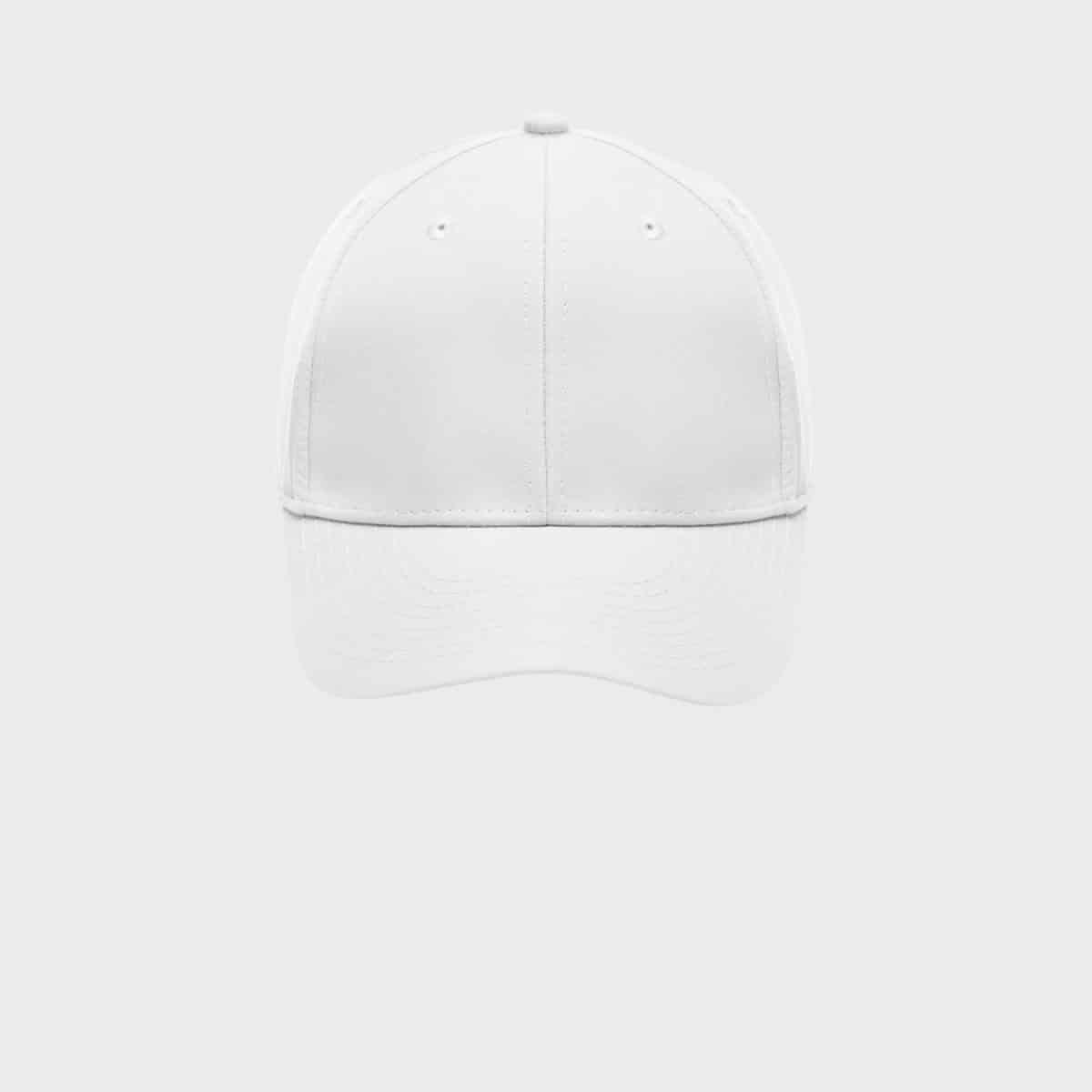 Eine schlichte, weiße Baseballkappe mit gebogenem Schirm und Knopf oben auf einem hellgrauen Hintergrund. Die Kappe hat ein schlichtes Design ohne sichtbare Logos oder Verzierungen und verfügt über Ösen an den Frontplatten zur Belüftung.