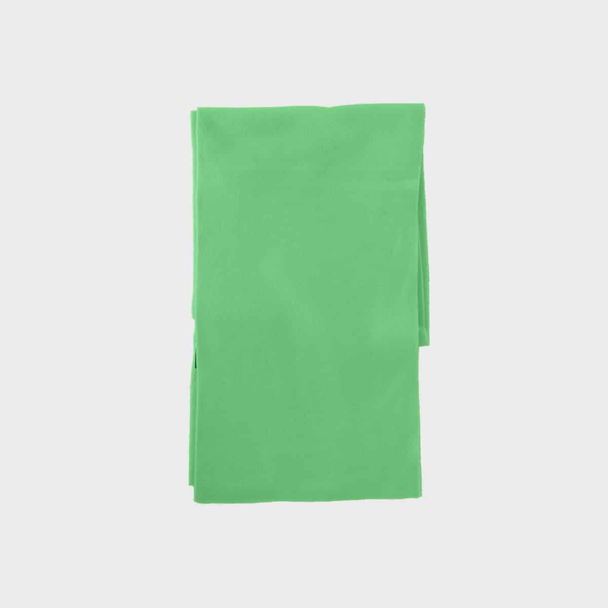 Ein ordentlich gefalteter, mintgrüner Schal liegt flach vor einem schlichten weißen Hintergrund. Der Schal hat eine glatte Textur und alle Kanten sind perfekt ausgerichtet.