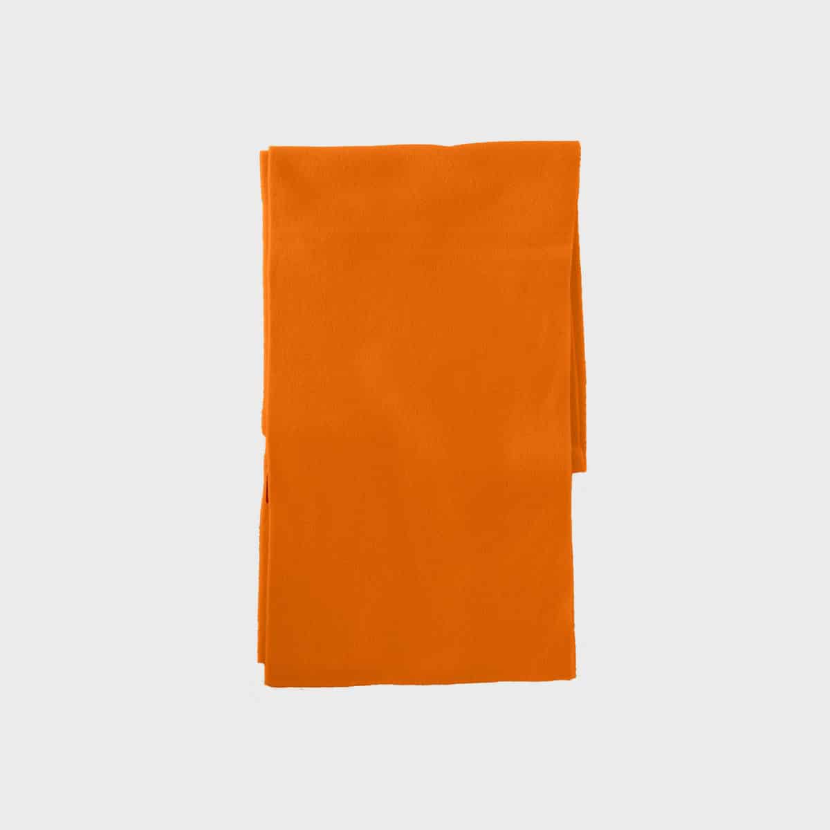 Ein gefalteter, leuchtend orangefarbener Stoff ist ordentlich vor einem schlichten, hellgrauen Hintergrund angeordnet. Die Textur des Stoffes wirkt glatt und die Kanten sind gerade.