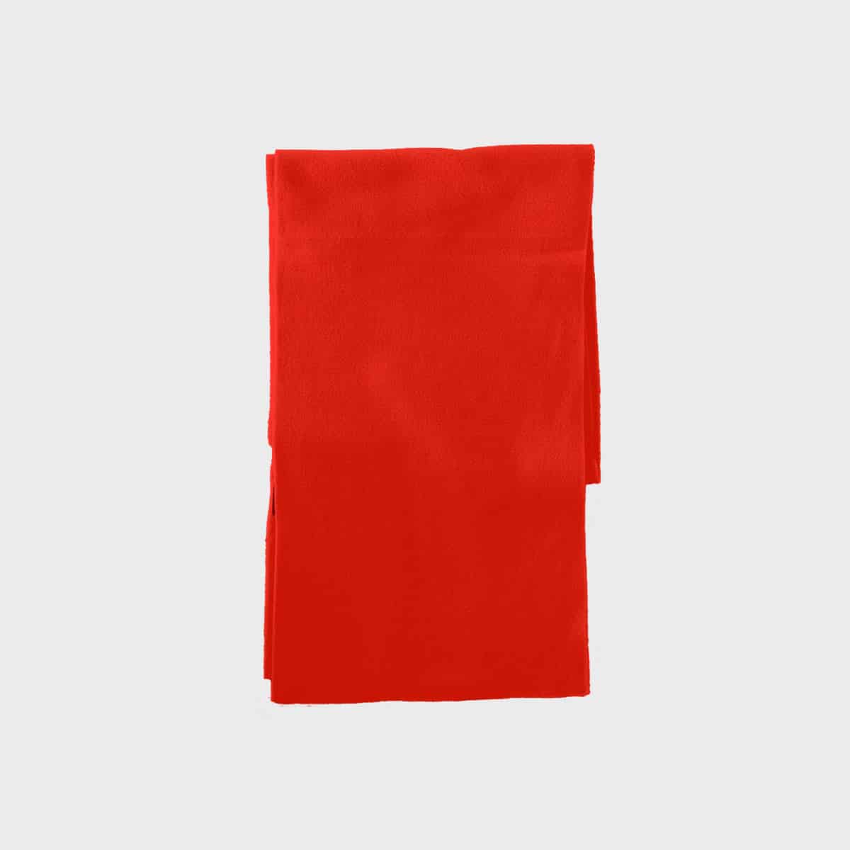 Ein leuchtend roter, ordentlich gefalteter Schal auf weißem Hintergrund. Der Schal scheint aus weichem Stoff zu bestehen.