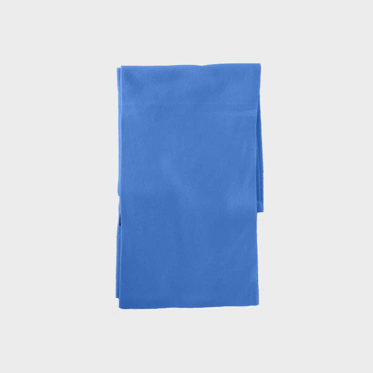 Ein gefalteter, einfarbig blauer Schal liegt flach auf einem schlichten weißen Hintergrund. Der Stoff wirkt weich und glatt und ist für Wärme und Stil gemacht.
