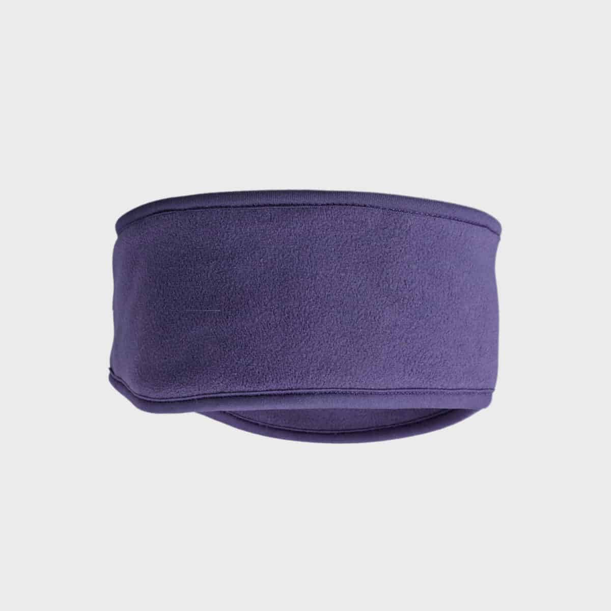 Ein lila Fleece-Stirnband auf weißem Hintergrund. Das Stirnband ist breit und hat eine leicht gebogene Form, die die Ohren warm hält.