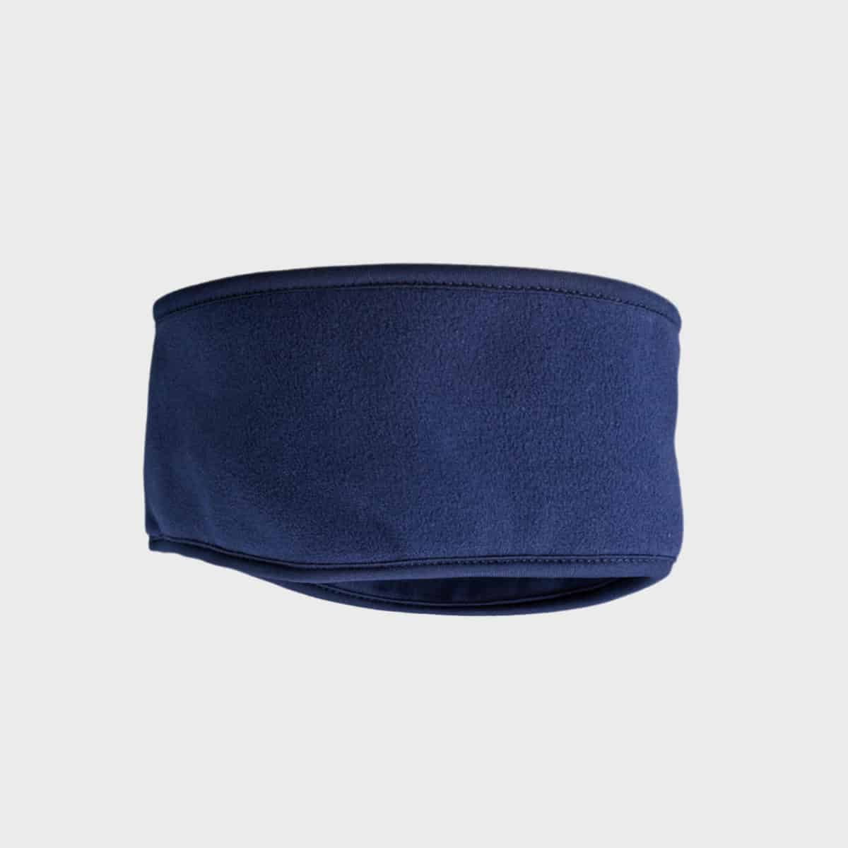 Ein blaues Fleece-Stirnband mit glatter Textur und einfachem, nahtlosem Design. Das Stirnband sieht warm und bequem aus und eignet sich für kaltes Wetter. Der Hintergrund ist schlicht weiß.